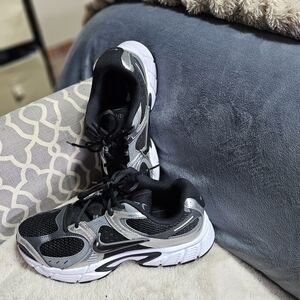 Nike Men’s Black and Silver Athletic Running Sneakers